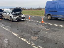 Zderzenie trzech samochodów. Matka z dziećmi w szpitalu