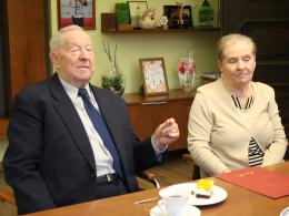 Po 60 latach małżeństwa nadal trzymają się za ręce - wyjątkowe "Diamentowe Gody"