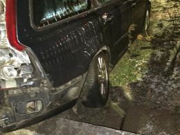 Wjechał w ogrodzenie z 3 promilami. Winą chciał obarczyć swoją... dziewczynę
