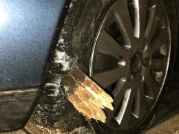 Wjechał w ogrodzenie z 3 promilami. Winą chciał obarczyć swoją... dziewczynę
