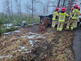 Dachowanie samochodu w Osowcu - jedna osoba w szpitalu