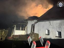 Policjanci uratowali 93-letnią seniorkę z płonącego domu