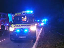 Wypadek na DK42 w powiecie namysłowskim - dachowanie po zderzeniu trzech aut