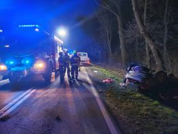 Wypadek na DK42 w powiecie namysłowskim - dachowanie po zderzeniu trzech aut