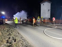 Uderzył w most, auto stanęło w płomieniach, a kierowca przepadł
