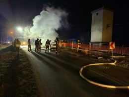 Uderzył w most, auto stanęło w płomieniach, a kierowca przepadł
