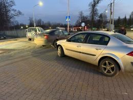 Zderzenie trzech pojazdów na DW 454 w miejscowości Zieleniec