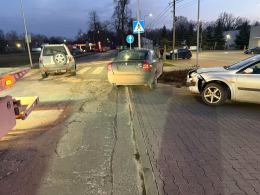 Zderzenie trzech pojazdów na DW 454 w miejscowości Zieleniec