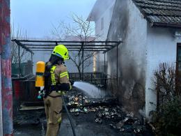 Pożar wiaty śmietnikowej w Niwkach. Czujność sąsiadów zapobiegła większym stratom