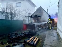 Pożar wiaty śmietnikowej w Niwkach. Czujność sąsiadów zapobiegła większym stratom