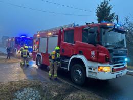 Pożar wiaty śmietnikowej w Niwkach. Czujność sąsiadów zapobiegła większym stratom