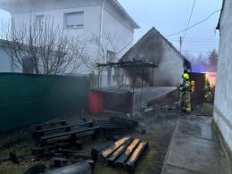 Pożar wiaty śmietnikowej w Niwkach. Czujność sąsiadów zapobiegła większym stratom