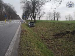 Pijany, bez prawa jazdy zakończył podróż w rowie. Grożą mu 3 lata
