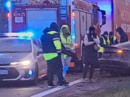 Zderzenie dwóch samochodów na obwodnicy Opola. Ruch odbywa się wahadłowo