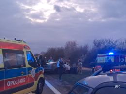 Zderzenie dwóch samochodów na obwodnicy Opola. Ruch odbywa się wahadłowo
