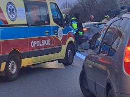 Zderzenie dwóch samochodów na obwodnicy Opola. Ruch odbywa się wahadłowo