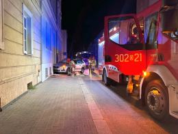 Auto wjechało w latarnię. Kierowca zniknął z miejsca zdarzenia