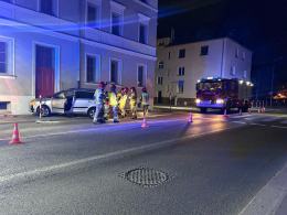 Auto wjechało w latarnię. Kierowca zniknął z miejsca zdarzenia