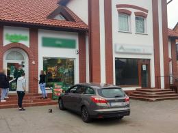 Awanturował się, wybił szybę i uciekł. Policja poszukuje sprawcy
