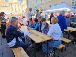 Jajecznica z 1500 jaj i wielkanocny żurek. Opolanie świętowali na rynku