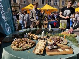 Jajecznica z 1500 jaj i wielkanocny żurek. Opolanie świętowali na rynku