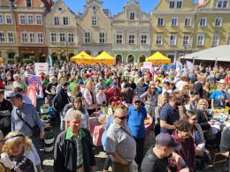 Jajecznica z 1500 jaj i wielkanocny żurek. Opolanie świętowali na rynku
