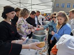 Jajecznica z 1500 jaj i wielkanocny żurek. Opolanie świętowali na rynku