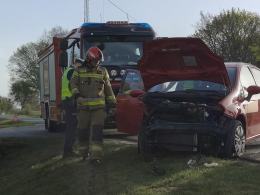 Zderzenie dwóch samochodów w Skałągach. Jedna osoba trafiła do szpitala