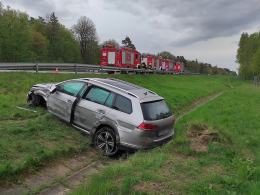 Auto wpadło do rowu na A4 pod Opolem. Interweniował śmigłowiec LPR