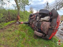 Samochód uderzył w drzewo na DW 487. Jedna osoba trafiła do szpitala