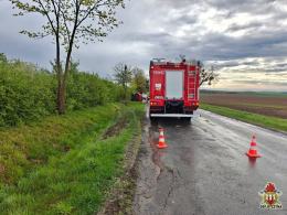 Samochód uderzył w drzewo na DW 487. Jedna osoba trafiła do szpitala