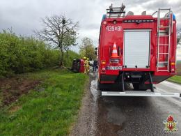 Samochód uderzył w drzewo na DW 487. Jedna osoba trafiła do szpitala