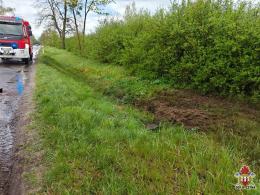 Samochód uderzył w drzewo na DW 487. Jedna osoba trafiła do szpitala