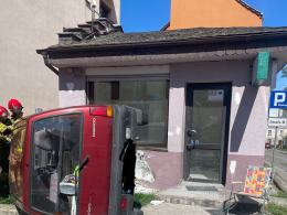Uderzyła autem w budynek w centrum Namysłowa. Na szczęście nikt nie ucierpiał