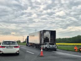 A4: Samochód osobowy uderzył w ciężarówkę i stanął w ogniu