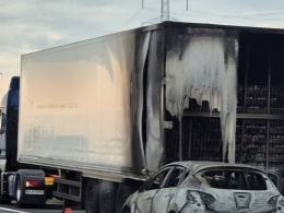 A4: Samochód osobowy uderzył w ciężarówkę i stanął w ogniu
