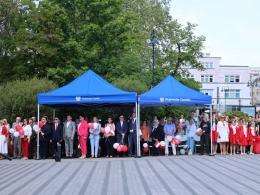 Biało-czerwone flagi na ulicach Opola. Uroczystości z okazji Dnia Flagi