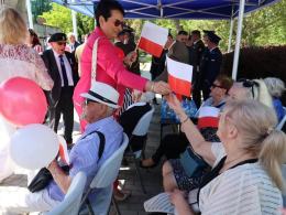 Biało-czerwone flagi na ulicach Opola. Uroczystości z okazji Dnia Flagi