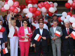 Biało-czerwone flagi na ulicach Opola. Uroczystości z okazji Dnia Flagi