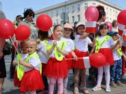 Biało-czerwone flagi na ulicach Opola. Uroczystości z okazji Dnia Flagi
