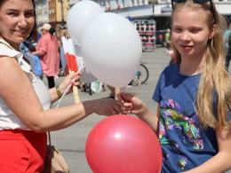 Biało-czerwone flagi na ulicach Opola. Uroczystości z okazji Dnia Flagi