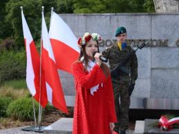 Biało-czerwone flagi na ulicach Opola. Uroczystości z okazji Dnia Flagi