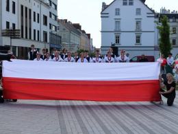 Biało-czerwone flagi na ulicach Opola. Uroczystości z okazji Dnia Flagi