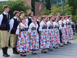 Biało-czerwone flagi na ulicach Opola. Uroczystości z okazji Dnia Flagi