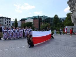 Biało-czerwone flagi na ulicach Opola. Uroczystości z okazji Dnia Flagi