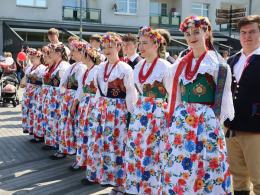 Biało-czerwone flagi na ulicach Opola. Uroczystości z okazji Dnia Flagi
