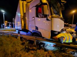 Zderzenie ciężarówki z osobówką na obwodnicy Opola. Jedna osoba poszkodowana
