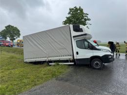 Zderzenie dwóch pojazdów na DW 451. Utrudnienia w ruchu