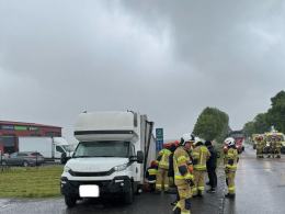 Zderzenie dwóch pojazdów na DW 451. Utrudnienia w ruchu