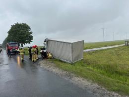 Zderzenie dwóch pojazdów na DW 451. Utrudnienia w ruchu